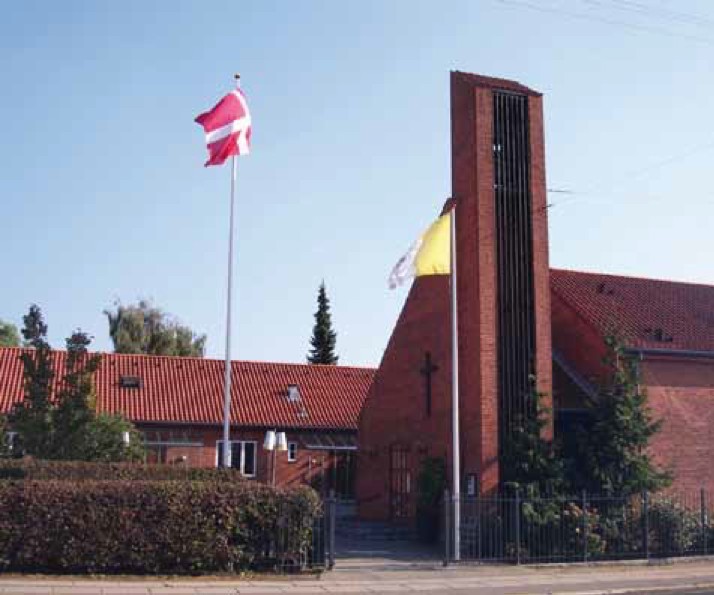 kirken-med-dannebrog-og-vatikanets-flag